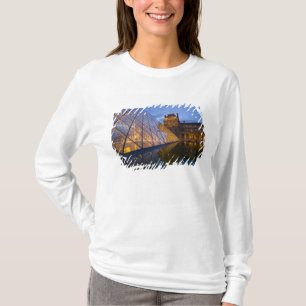 France, Paris. The Louvre at twilight. Credit 3 T-Shirt