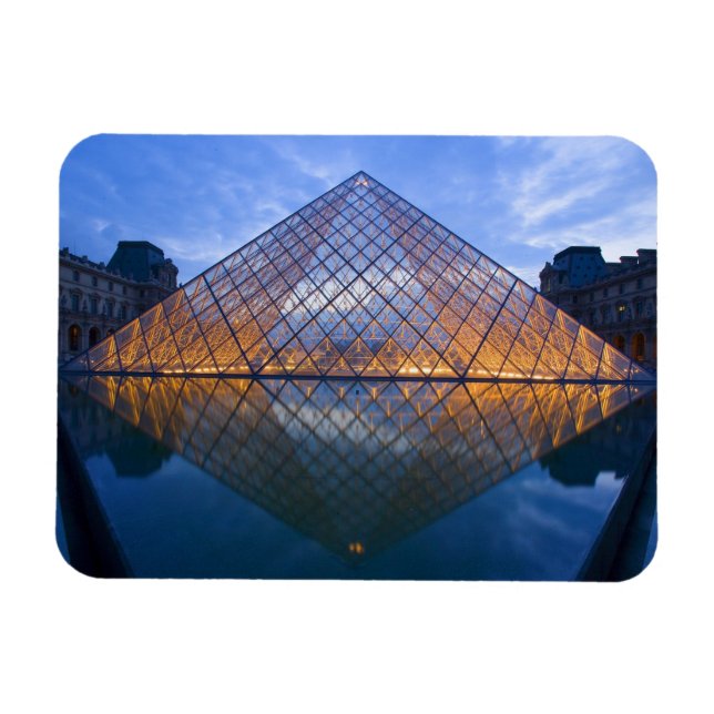 France, Paris. The Louvre at twilight. Credit Magnet (Horizontal)