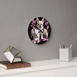 Französische Bulldogge mit drei Bulldoggen in Pink Round Clock