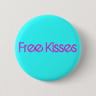 Free kisses 6 cm round badge