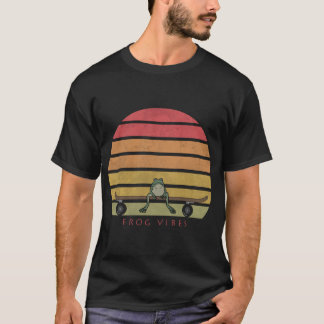Frog on skateboard vintage vibes T-Shirt