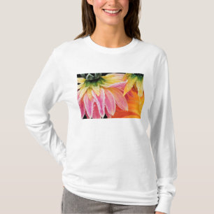 Frost on the last blooms of the fall - Dalhia - T-Shirt
