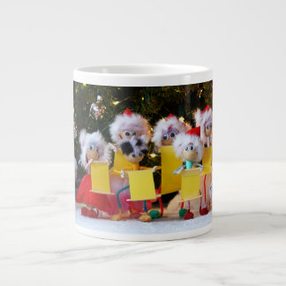 Fubby's die een Kerstkoor vormen voor de Kerstboom Large Coffee Mug