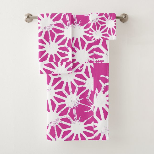 Fuchsia geometric pattern bath towel set (Insitu)