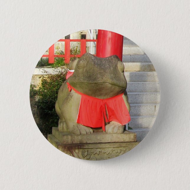 Fuku Kaeru 福かえる Fortune Frog with Red Yodarekake 6 Cm Round Badge (Front)
