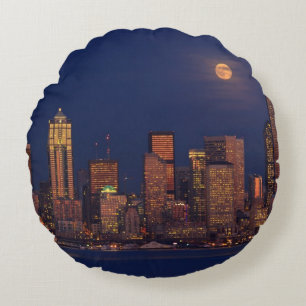 Full moon rising over downtown Seattle skyline Round Cushion