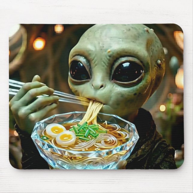 Funny Alien eating Ramen Noodles Mouse Mat (Front)