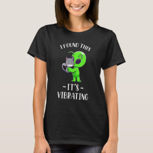 Funny Alien Finding Cat Purring Unidentified Vibra T-Shirt