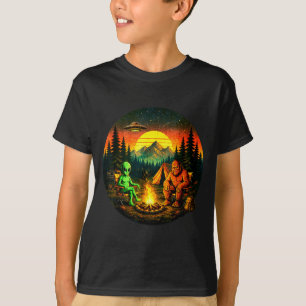 Funny bigfoot alien camping retro ufo campfire T-Shirt