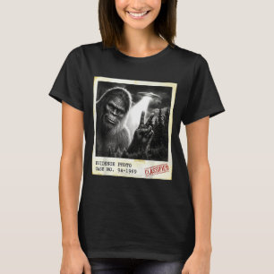 Funny bigfoot alien ufo vintage evidence photo T-Shirt