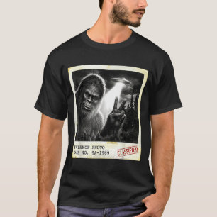 Funny bigfoot alien ufo vintage evidence photo T-Shirt