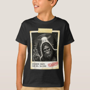 Funny bigfoot alien ufo vintage evidence photo T-Shirt