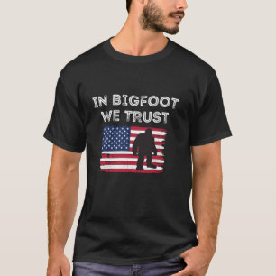 Funny Bigfoot American Flag Patriotic Sasquatch Am T-Shirt