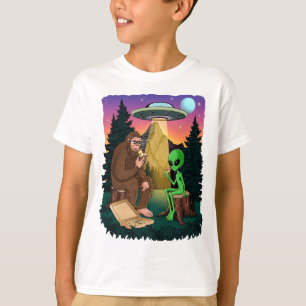 Funny Bigfoot Eating Pizza With Alien UFO Hiking T-Shirt