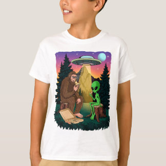 Funny Bigfoot Eating Pizza With Alien UFO Hiking T-Shirt