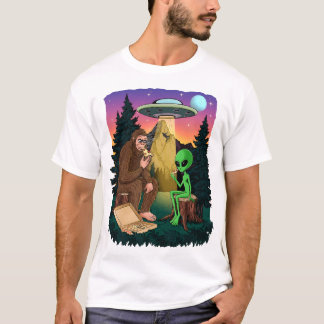 Funny Bigfoot Eating Pizza With Alien UFOs Hiking T-Shirt