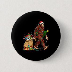 Funny Bigfoot Steals Santa & Xmas Tree - Chris 6 Cm Round Badge