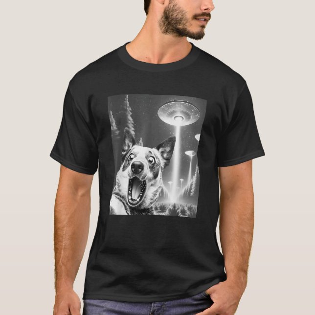 Funny Blue Heeler Alien UFO Taking a Selfie Dog Mo T-Shirt (Front)