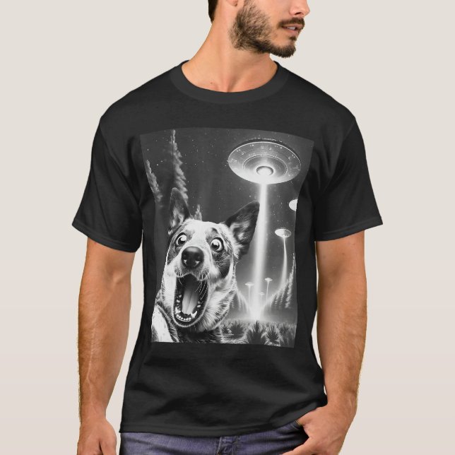 Funny Blue Heeler Alien UFOaking a Sie Dog Mom Dad T-Shirt (Front)