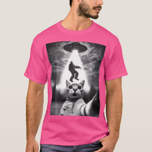 Funny Cat Selfie Flying Alien Ufo Abducting Bigfoo T-Shirt