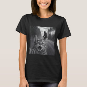 Funny Cat Selfie With Bigfoot Cat Lovers For Men W T-Shirt