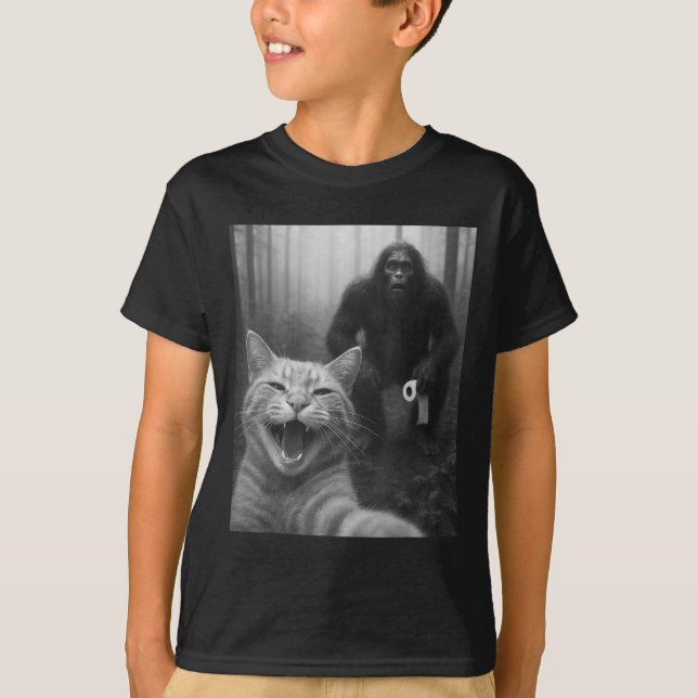 Funny Cat Surprised Happy Selfie With Bigfoot Doin T-Shirt (Front)