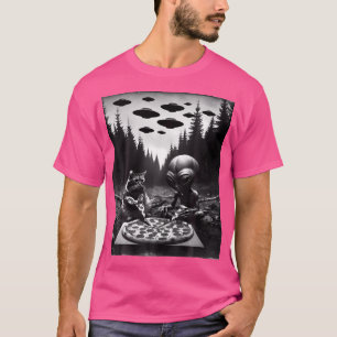 Funny Cat With Alien Eating Pizza. Cat And Ufo Spa T-Shirt