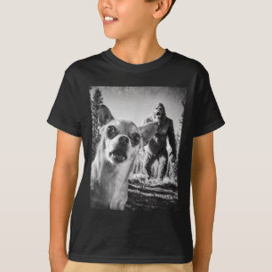Funny Chihuahua Selfie With Bigfoot Sasquatch Cryp T-Shirt