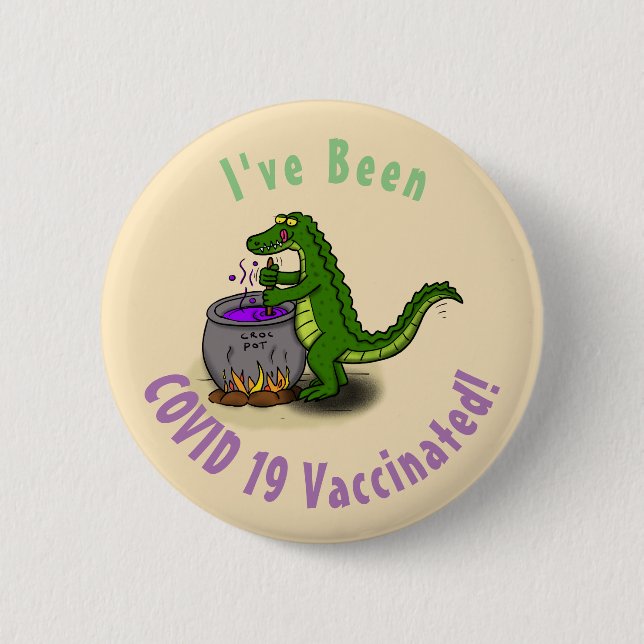 Funny green alligator cooking cartoon 6 cm round badge (Front)