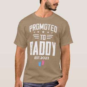 Funny Promoted To Daddy 2023 Pregnancy Reveal Pink T-Shirt