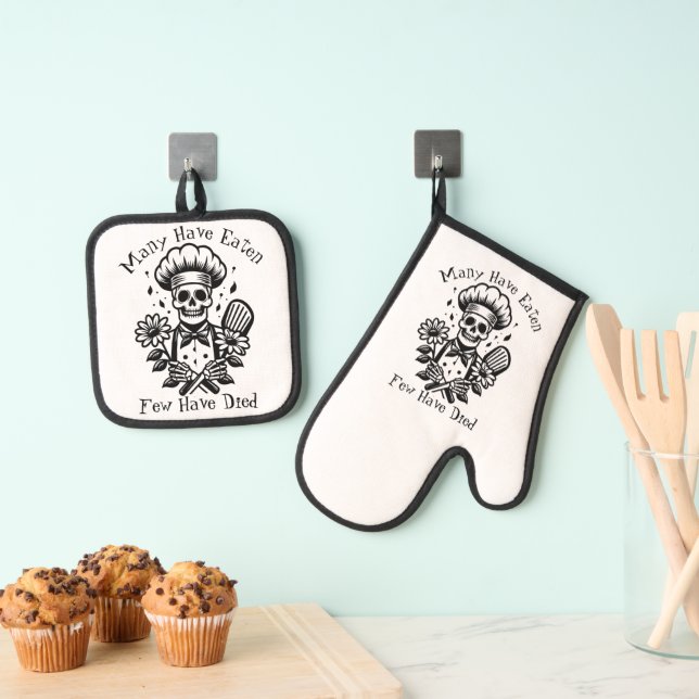 Funny Quotes Skeleton Gothic Halloween Cooking  Oven Mitt & Pot Holder Set (Insitu(Hanging))