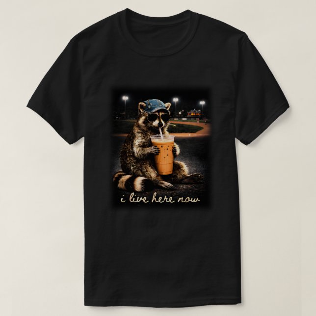 Funny racoon meme I live here now  T-Shirt (Design Front)