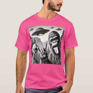Funny Sasquatch Bigfoot Rock On Selfie With Ufo Al T-Shirt