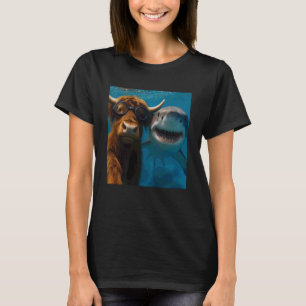 Funny Scottish Highland Cow Selfie with Shark Ocea T-Shirt
