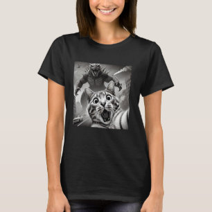 Funny selfie surprised cat humour kaiju building d T-Shirt