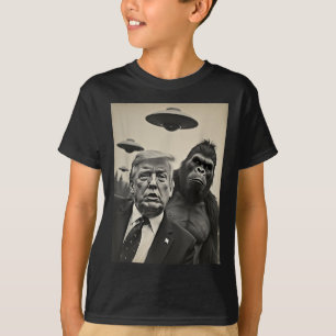 Funny Trump Bigfoot Selfie With Ufos Weird Alien T-Shirt