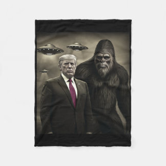 Funny Trump Bigfoot Ufo Alien Encounter Conspiracy Fleece Blanket