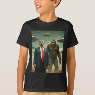 Funny Trump Bigfoot Ufo Alien Encounter Uap Friend T-Shirt