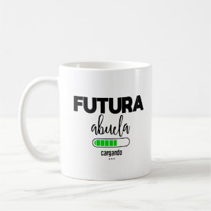 Futura abuela cargando coffee mug