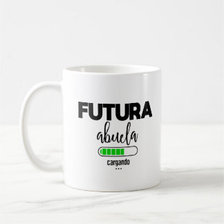 Futura abuela cargando coffee mug