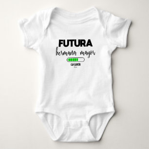 Futura hermana mayor cargando baby bodysuit