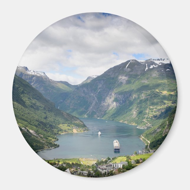 Geirangerfjord view in Norway round magnet (Front)