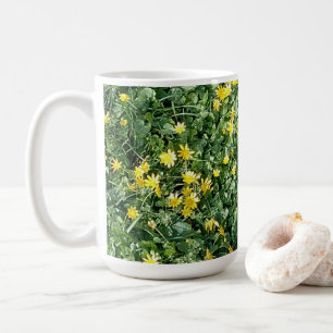Gelbe Frühlingsblumen auf einer grünen Wiese Coffee Mug