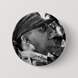 General Douglas MacArthur with Corncob Pipe 6 Cm Round Badge