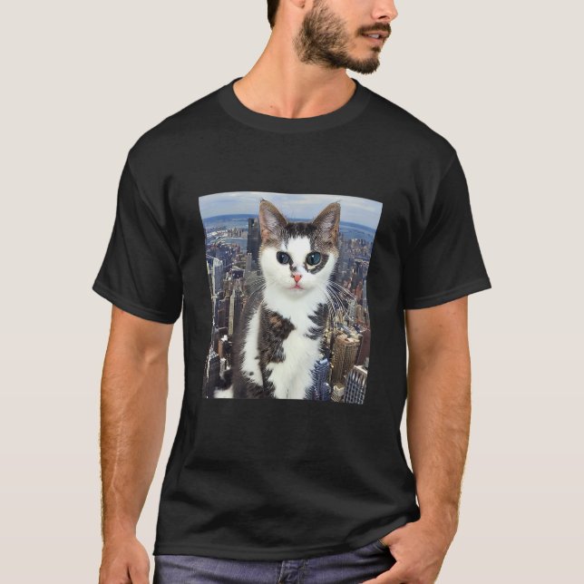 Giant Cat in Manhattan Strange and Kitten Kitty De T-Shirt (Front)