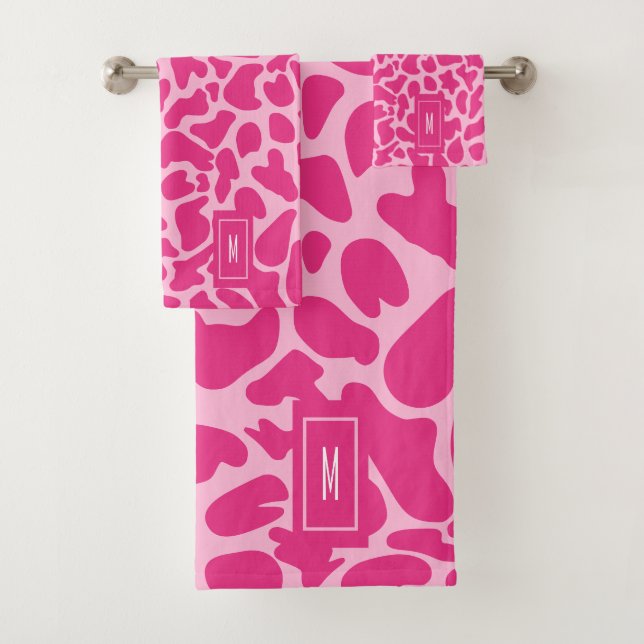 Giraffe Hot pink Monogram Modern Girly Bath Towel Set (Insitu)