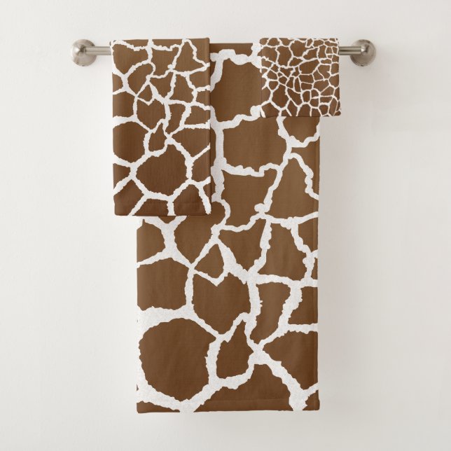 Giraffe print bath towel set (Insitu)