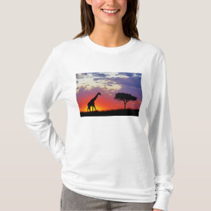 Giraffe silhouetted at sunrise, Giraffa T-Shirt