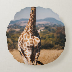 GIRAFFE SURROUNDED BY BROWN GRASS ROUND CUSHION