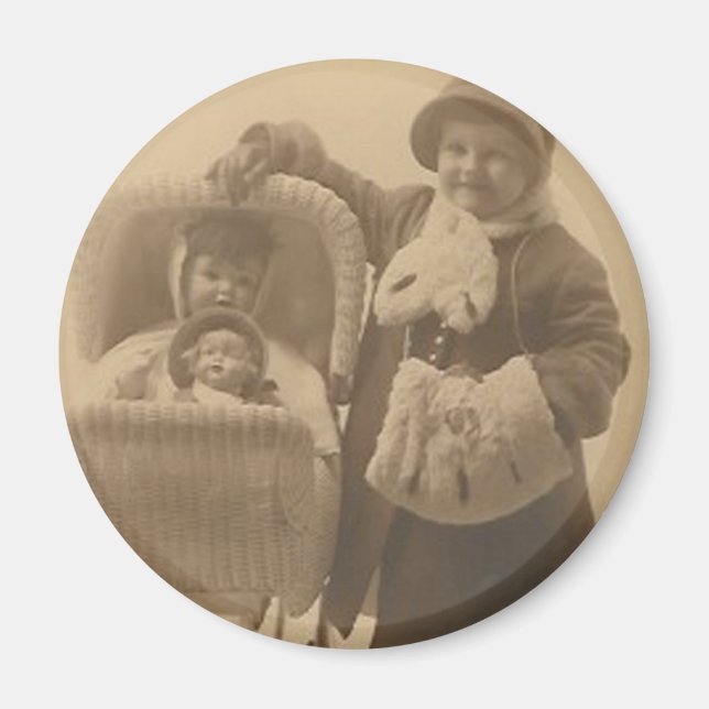 girl and her doll magnet (Front)